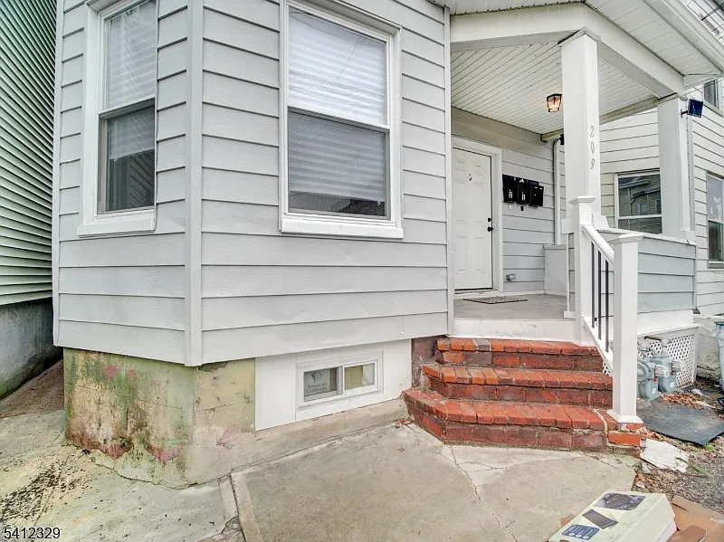 3 bed, 1.0 bath, 800 sqft, $2,350 — Photo 2