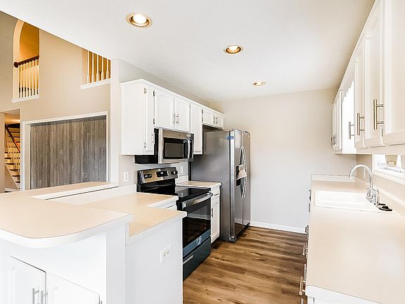 4th image of 302 Buckingham Blvd