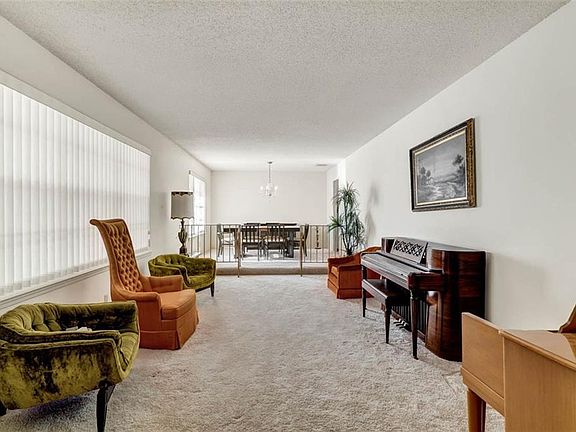 4th image of 221 Vista Del Rey Dr