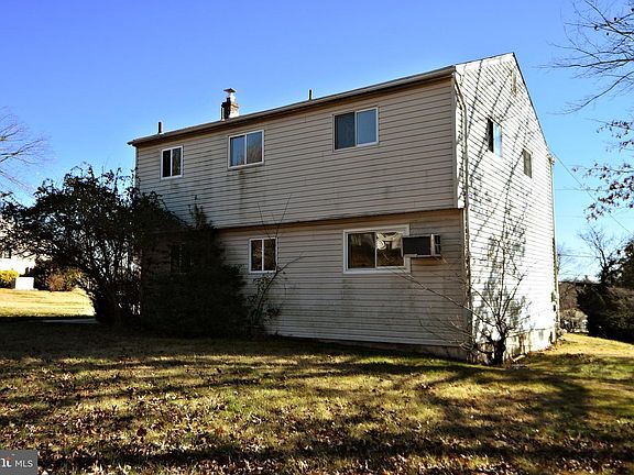 5th image of 3023 Eisenhower Dr