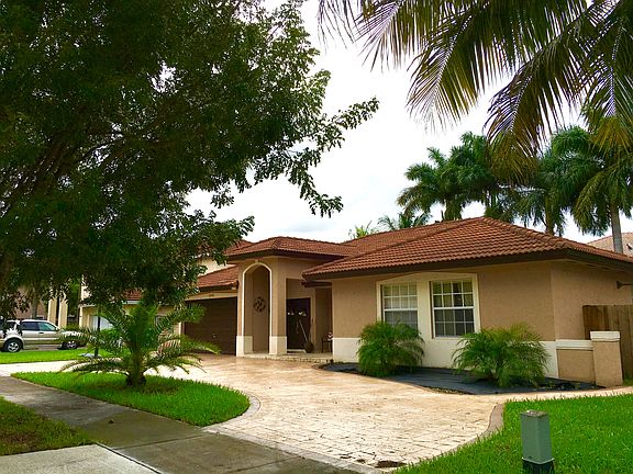 Spacious circular driveway