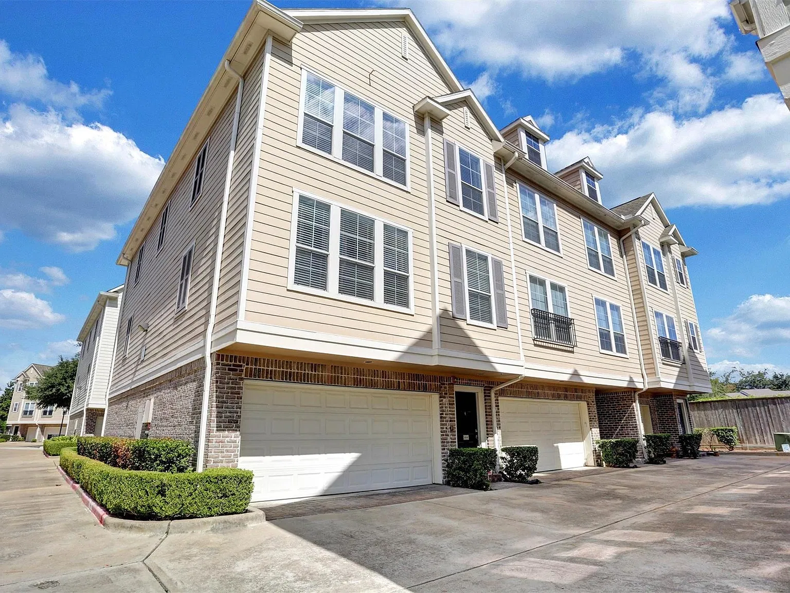 2 bed, 1.5 bath, 1277 sqft, $1,995 — Photo 2