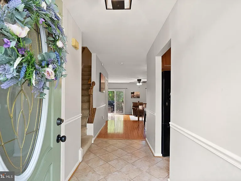 711 Acorn Ct — Photo 2