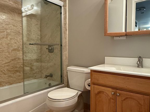3rd image of 828 Edgehill Dr APT 1