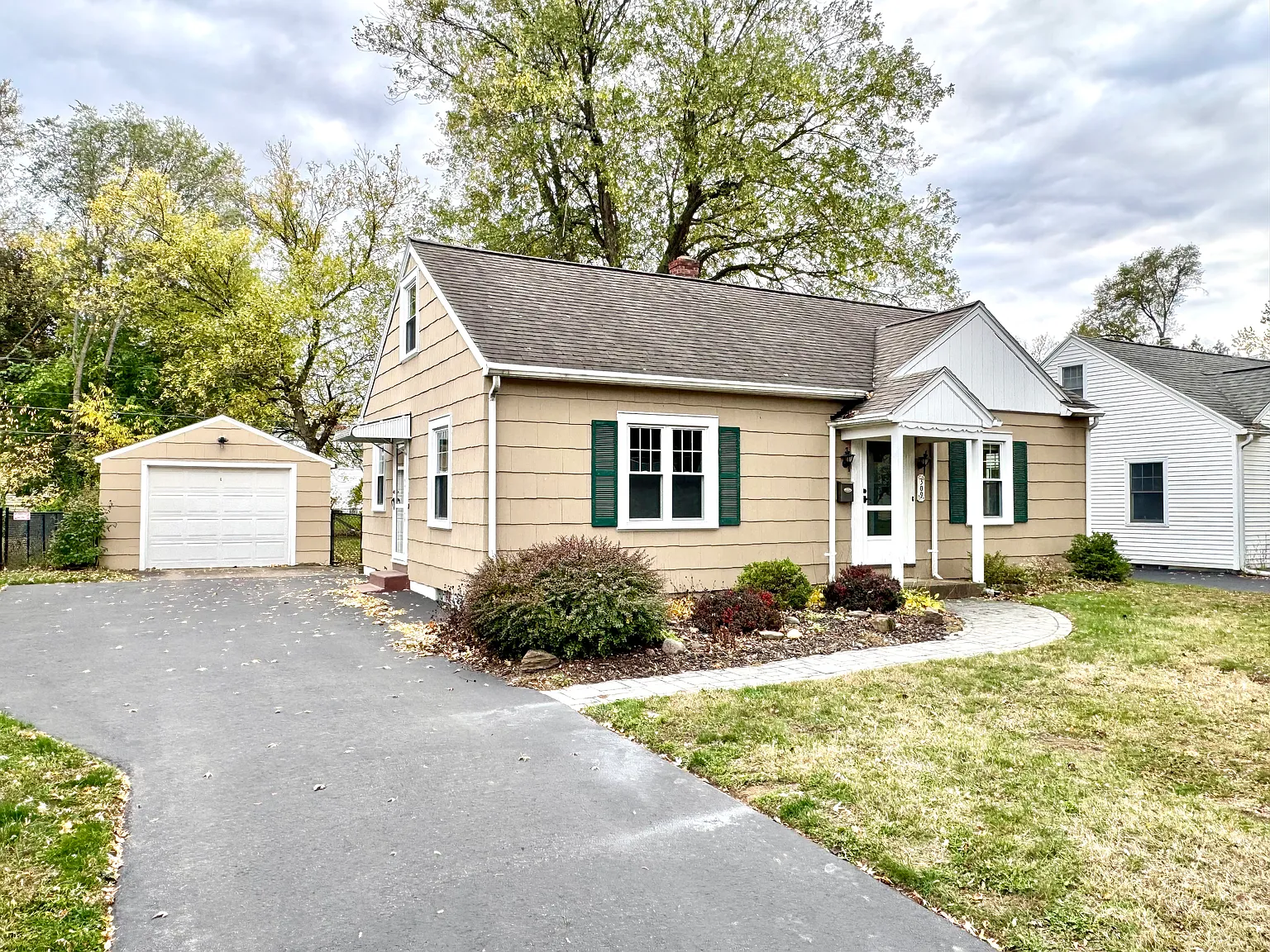 3 bed, 1.5 bath, 1368 sqft, $2,295 — Photo 2