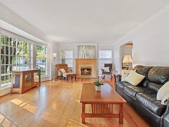 4th image of 824 N Stone Ave