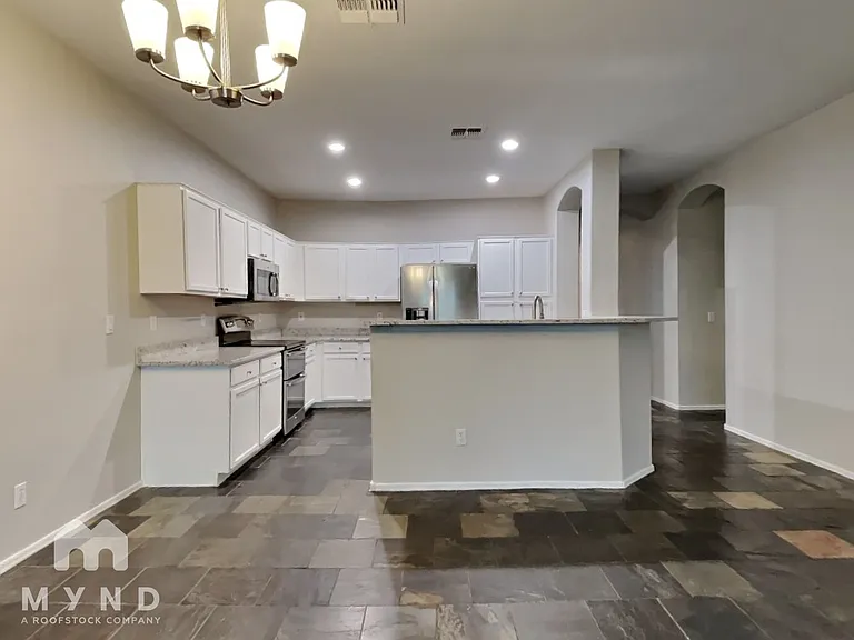 12206 W Lincoln St — Photo 3
