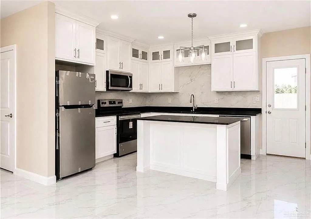 3 bed, 2.0 bath, 1131 sqft, $1,390 — Photo 4