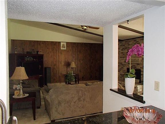 4th image of 1818 Hemlock Dr