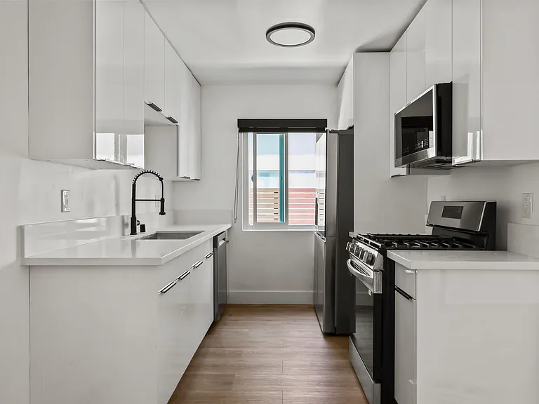 2034 S Garth Avenue Apartments — Photo 45