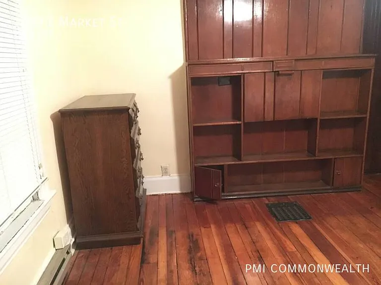 1009 Market St E — Photo 13