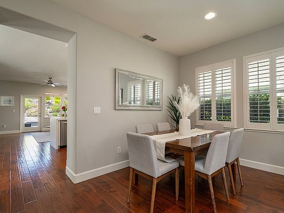 4th image of 122 Center Ct