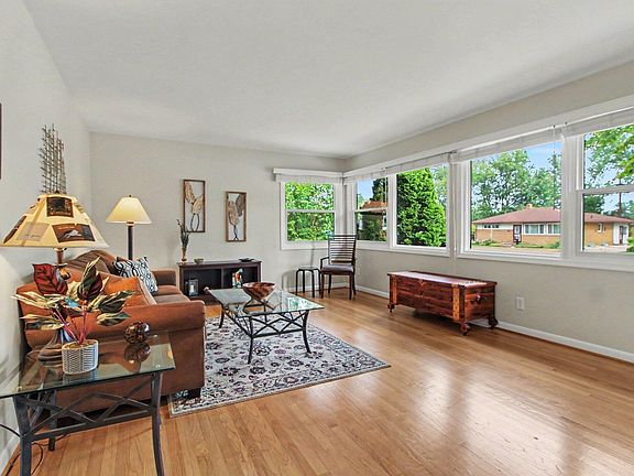 3rd image of 1832 Weldon Blvd