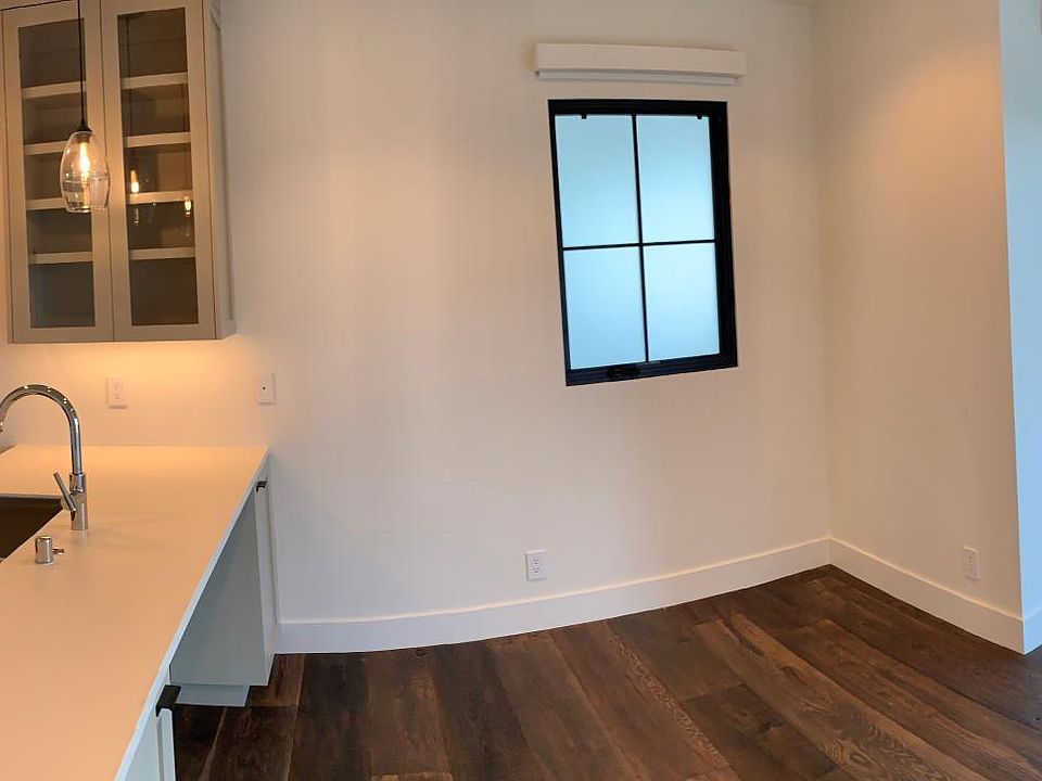 The ADU unit was built to the same level of quality and finish as the main residence. The kitchen and primary living space opens up onto an exterior patio providing a quintessential California indoor-outdoor living experience.