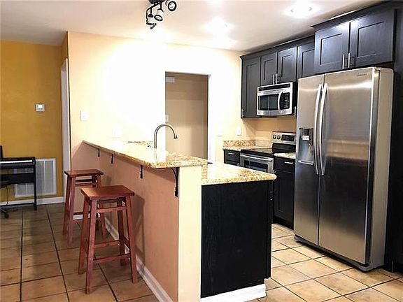 3rd image of 2921 Williamsburg Dr