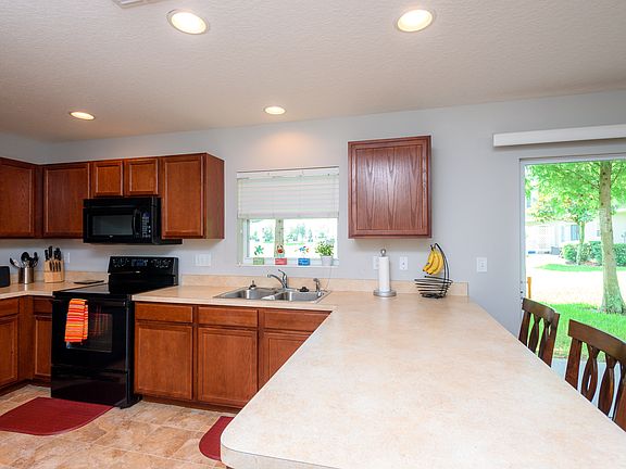 3rd image of 211 Sawtooth Dr
