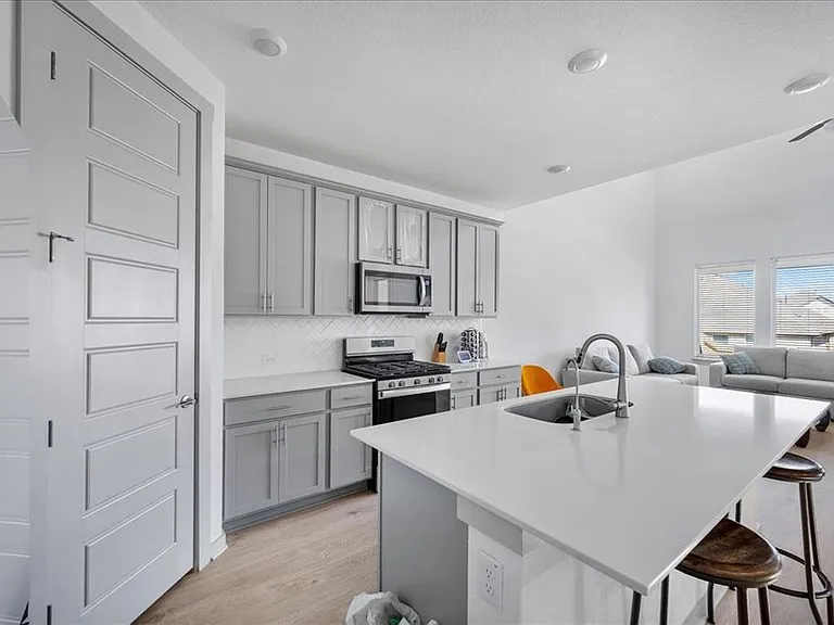 420 Deerpath St — Photo 6