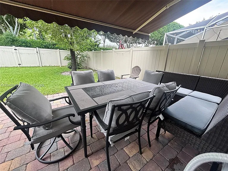 9109 Dupont Pl — Photo 11