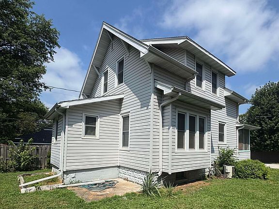 3rd image of 402 Crose Ct