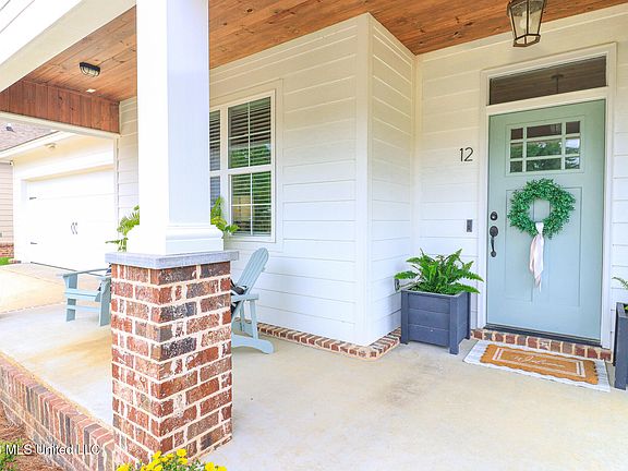 5th image of 12 Oakwood Glen Dr