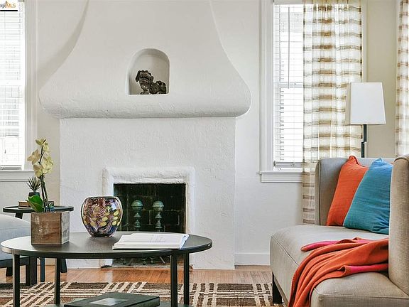 5th image of 2724 Esmond Ave
