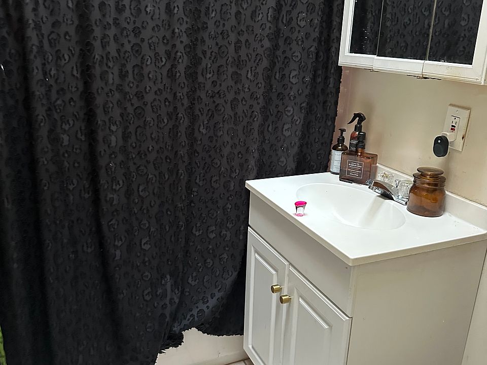 2nd image of 19 W Allens Ln APT 14