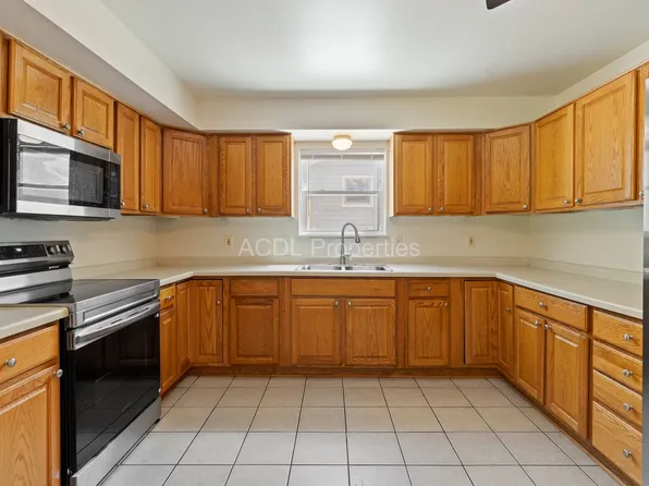 6112 N River Trail Dr, Milwaukee, WI 53225