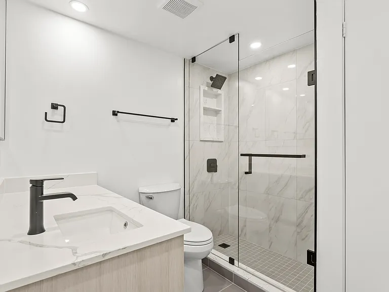 44 Charles St W — Photo 96