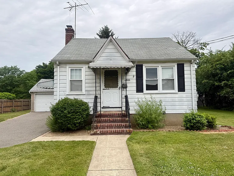 1777 Stone Ave — Photo 1