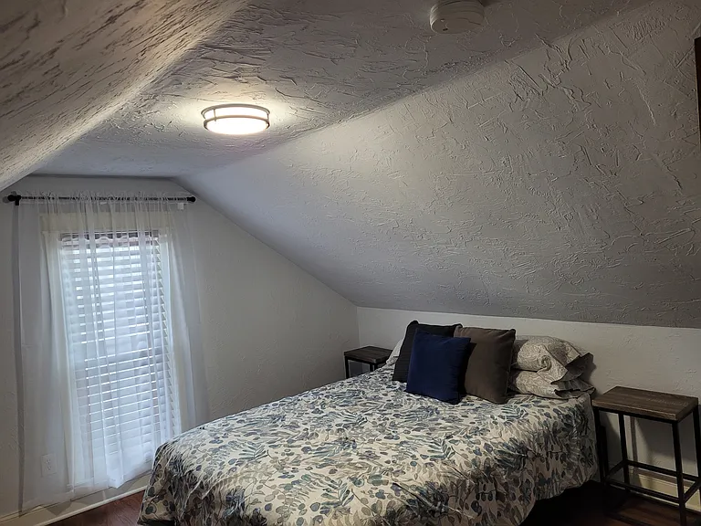 615 E Grove St — Photo 10