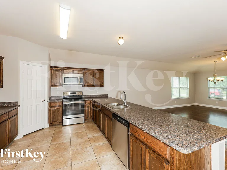 610 Canvas Ct — Photo 8