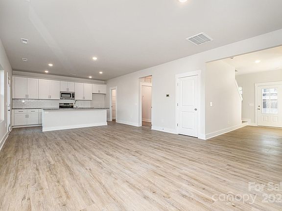 5th image of 111 Silverwood Ct