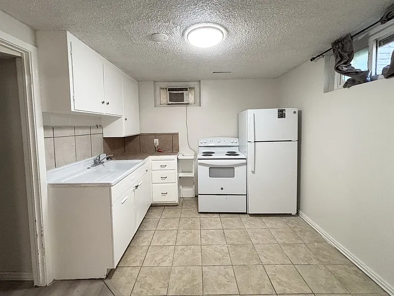416 W Cornell Dr — Photo 13