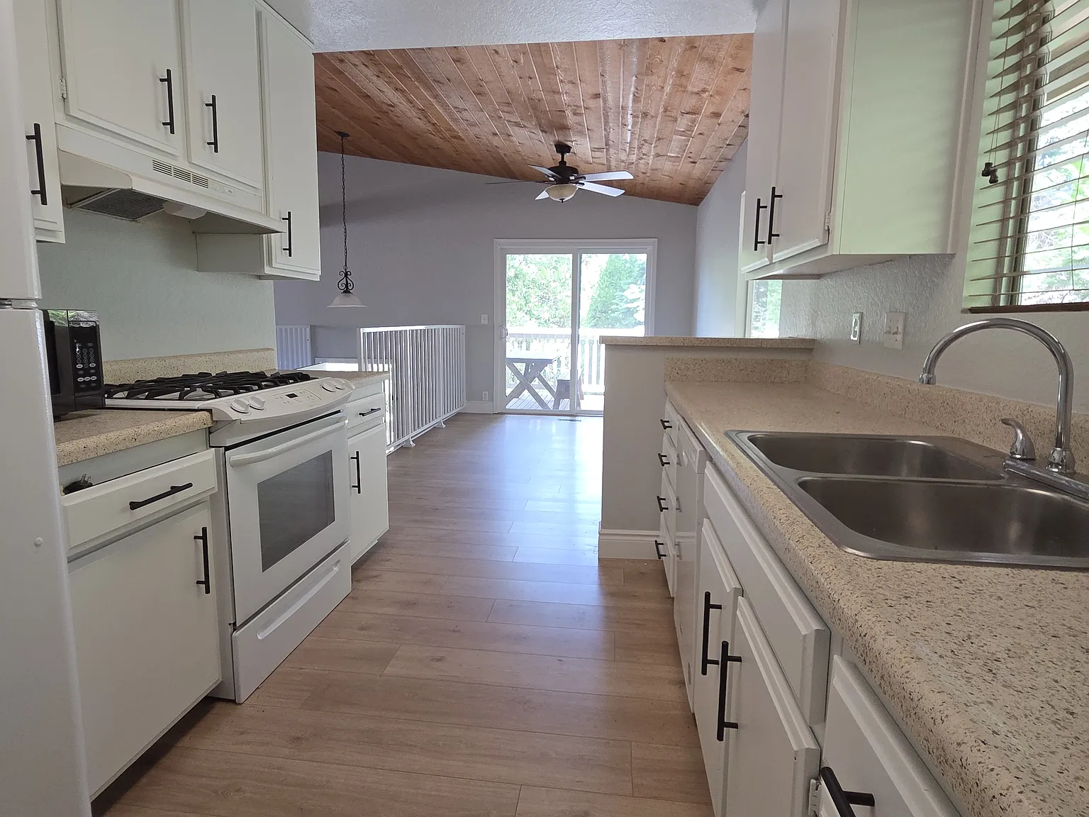 3 bed, 1350 sqft, $2,395 — Photo 3