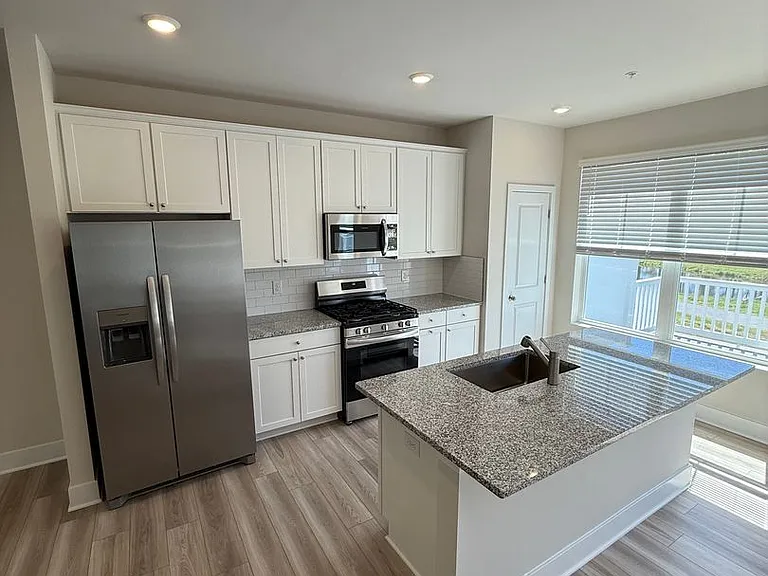 2104 Winterberry Ln — Photo 2
