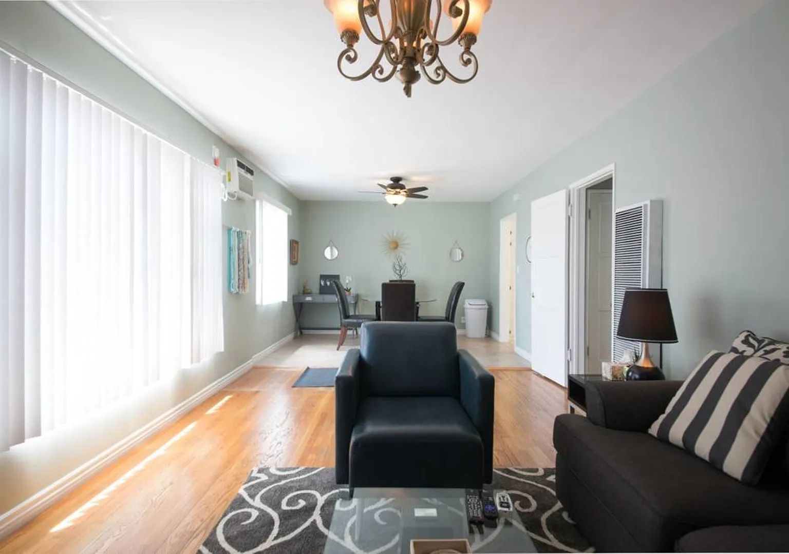 Beautiful 1 Bedroom IN WEHO — Photo 2