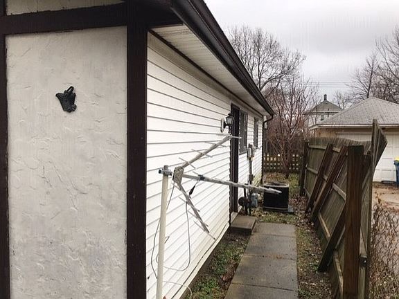 3rd image of 732 E 6th St