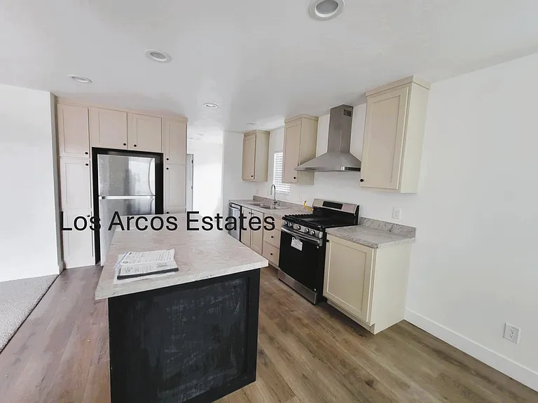650 E Busby Dr #F — Photo 4