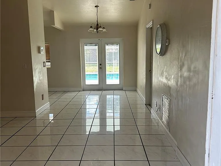 706 Arianne Ct — Photo 6