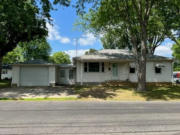 1920 Lemon Street Dr, Highland, IL 62249