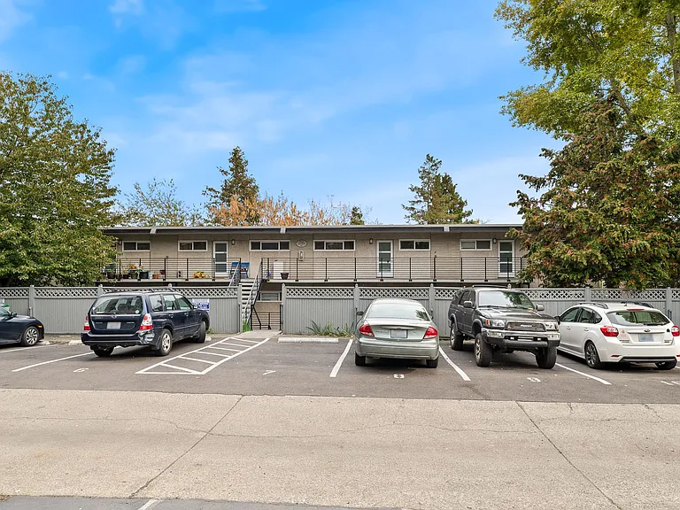 Catalina Apartments — Photo 6