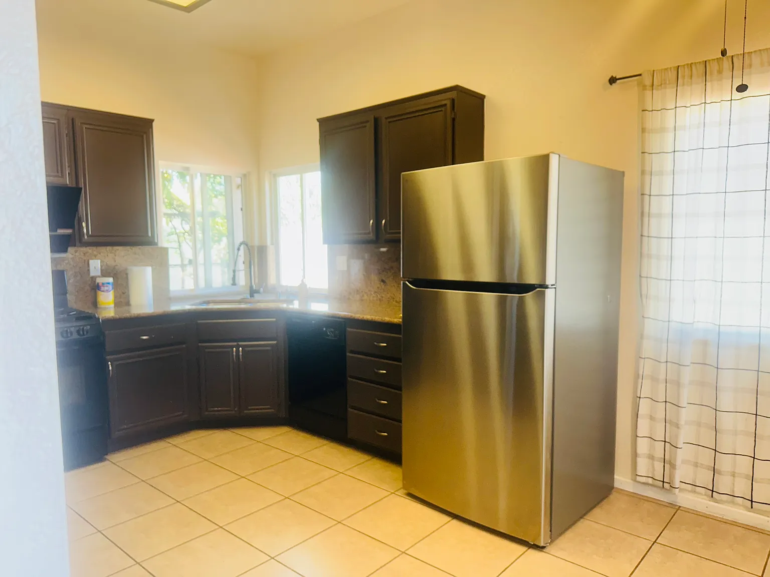 5 bed, 2078 sqft, $4,800 — Photo 1