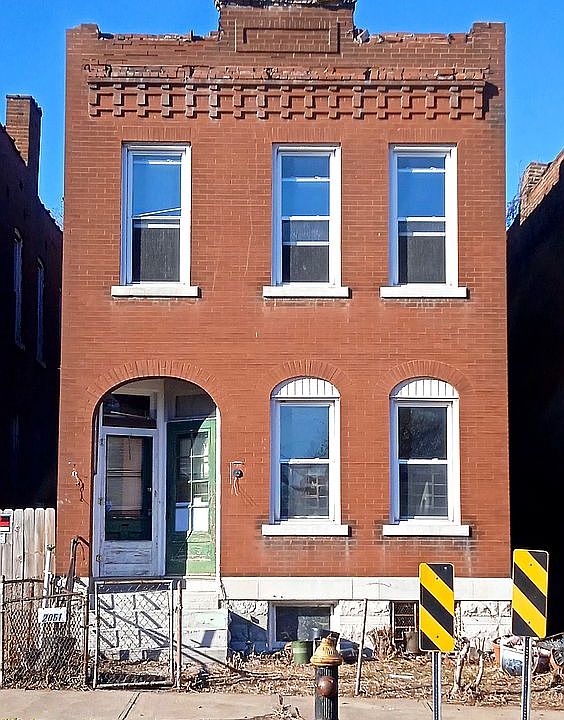 1st image of 2051 E Prairie Ave