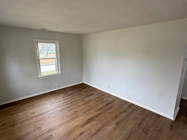 1600 Thornberry Ave — Photo 3