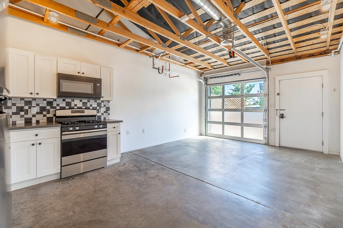 Building Photo - 339 S Wells Ave #2