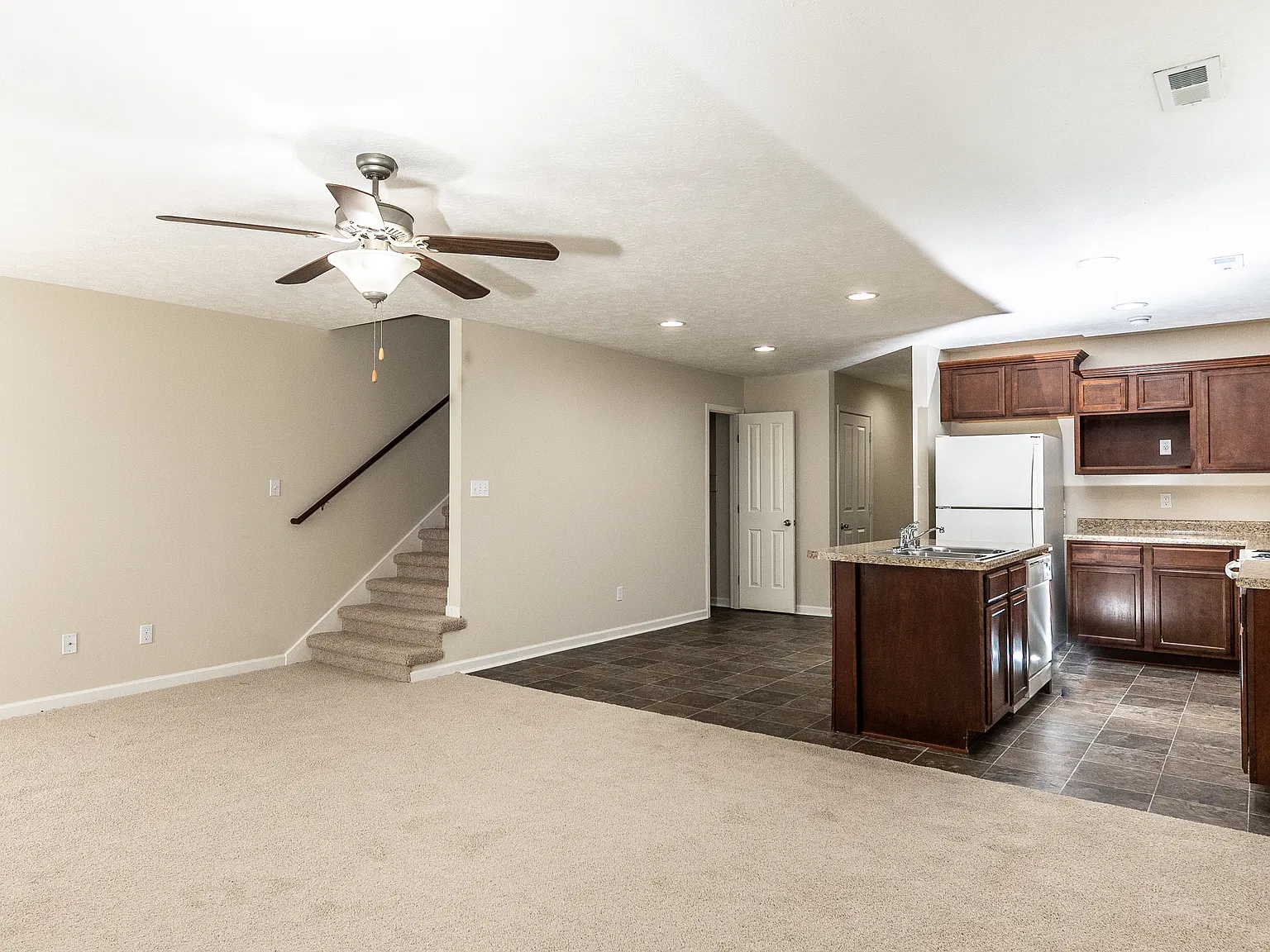 4 bed, 2.5 bath, 2000 sqft, $1,500 — Photo 3