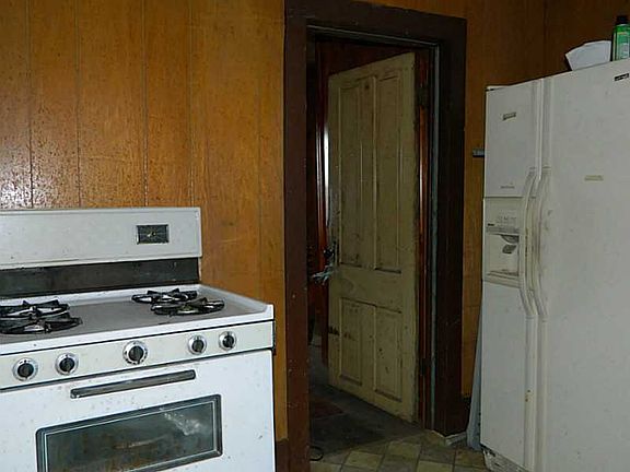 4th image of 921 W Berry St