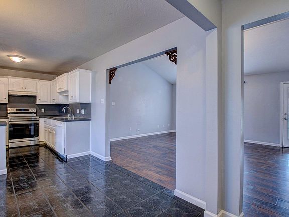 5th image of 320 Juanita Dr