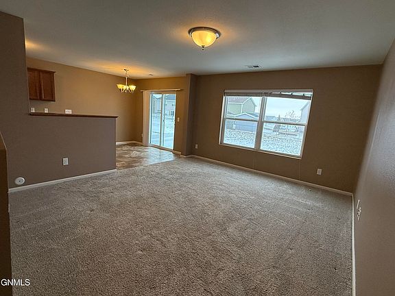 4th image of 806 Bremner Ave