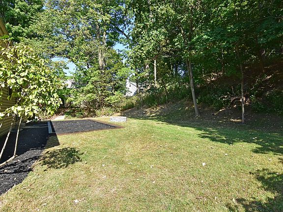 5th image of 33 Forest Blvd